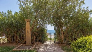 Property grounds - Is Feminas 43 – Seafront stay with direct beach access 🌊☀️ (Bari Sardo)