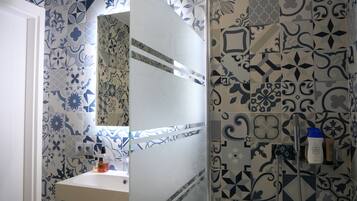 Een douche, een haardroger, een bidet, handdoeken