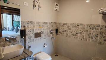 Deluxe Room, Mountain View | Bathroom