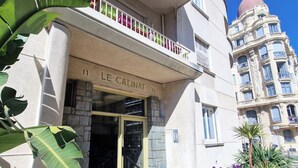 A building with the sign 'LE CATINAT 11' indicating a hotel or establishment. - New! N&J -LE CATINAT - Spacious - Balcony (Nice)