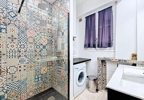 Shower, hair dryer, towels - New! N&J -LE CATINAT - Spacious - Balcony (Nice)