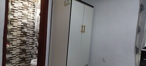Deluxe Room | Bathroom | Towels, soap, shampoo, toilet paper