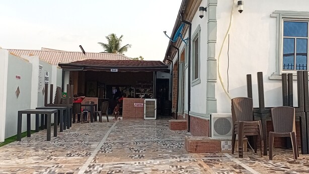 Tempat makan luar