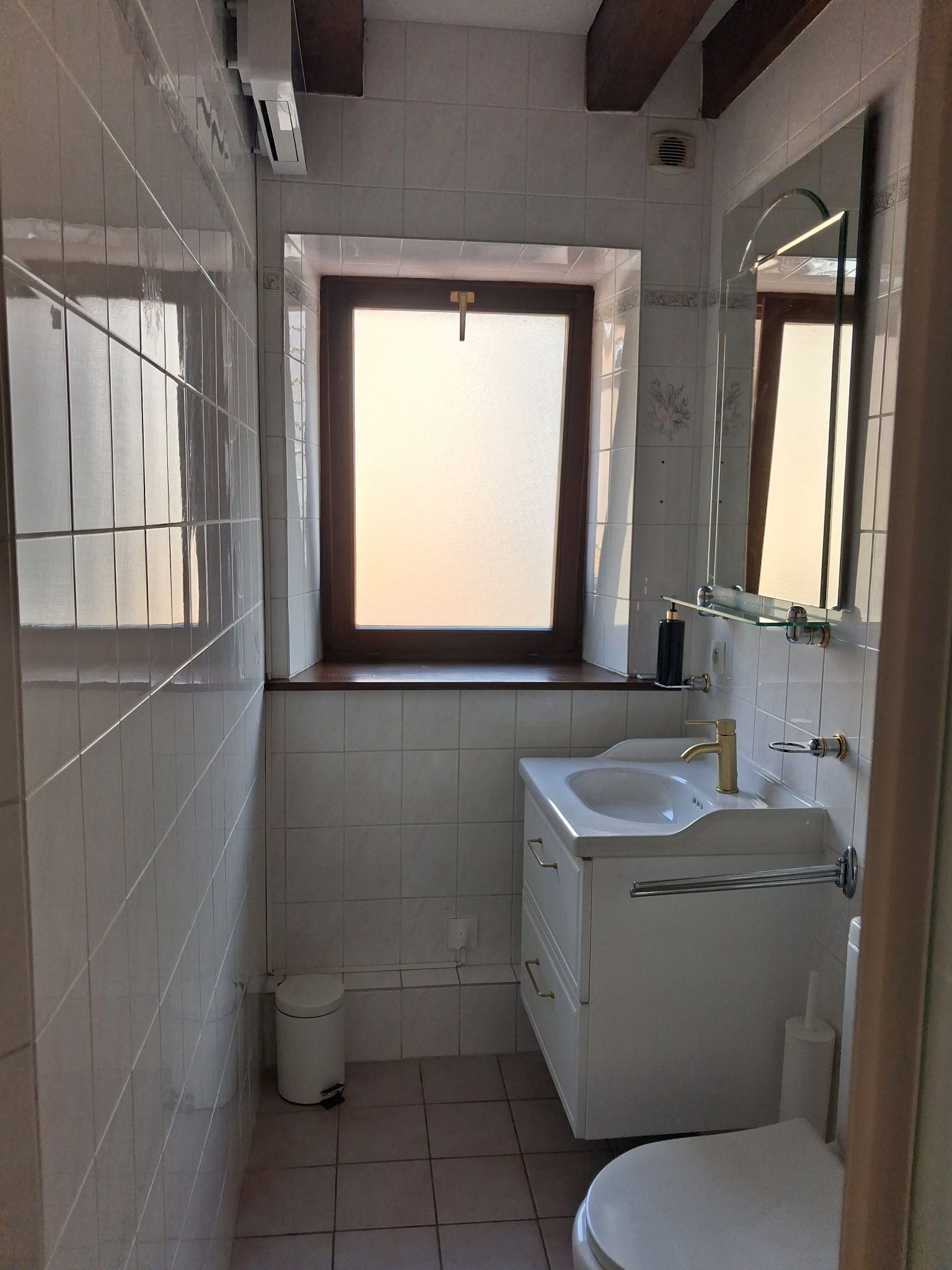 Een douche, een haardroger, handdoeken, zeep