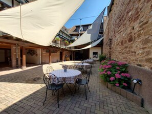 Outdoor dining - Vrbo Property (Avolsheim)