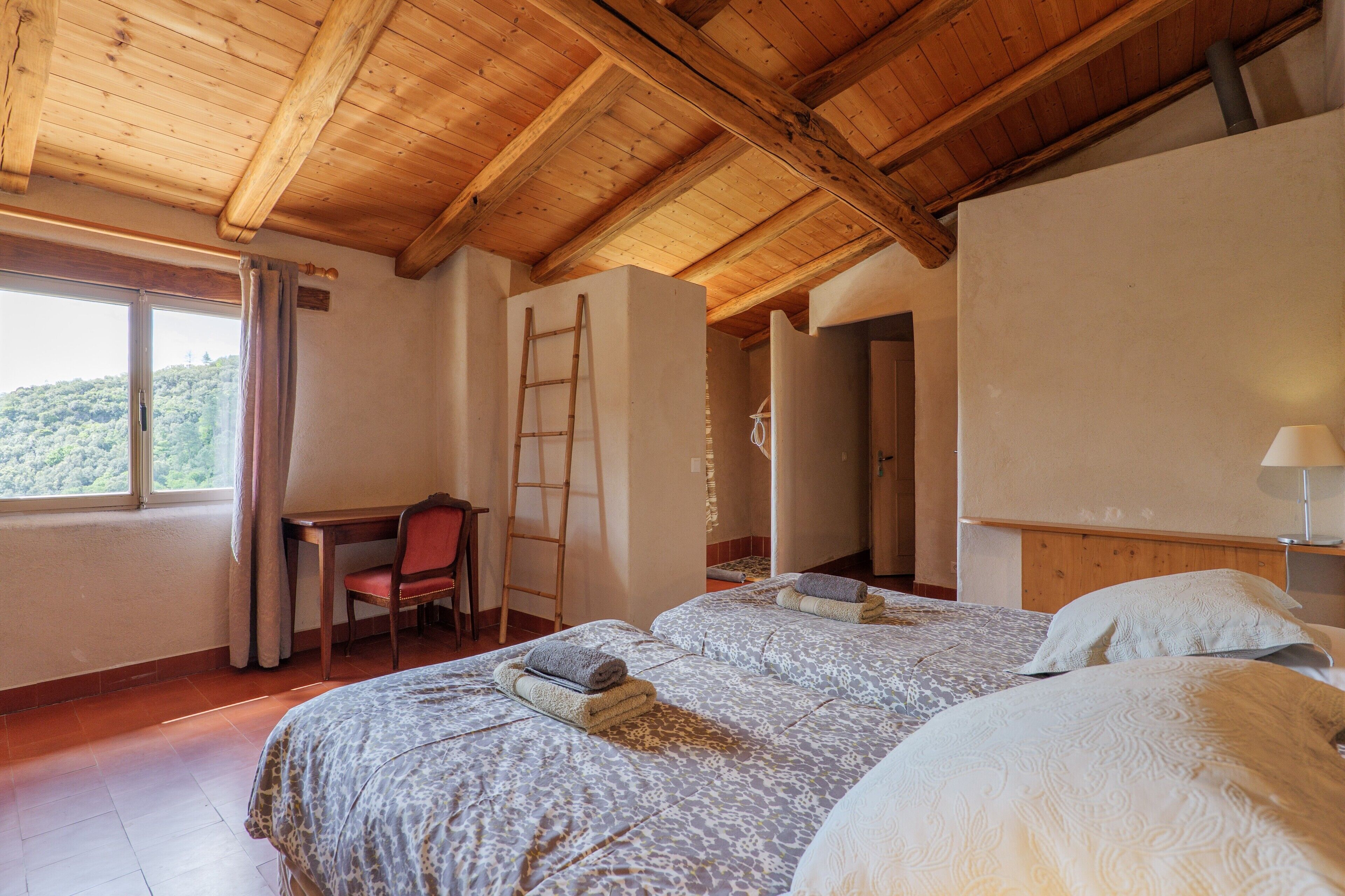 6 bedrooms, iron/ironing board, WiFi, bed sheets