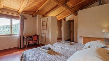 6 bedrooms, iron/ironing board, WiFi, bed sheets