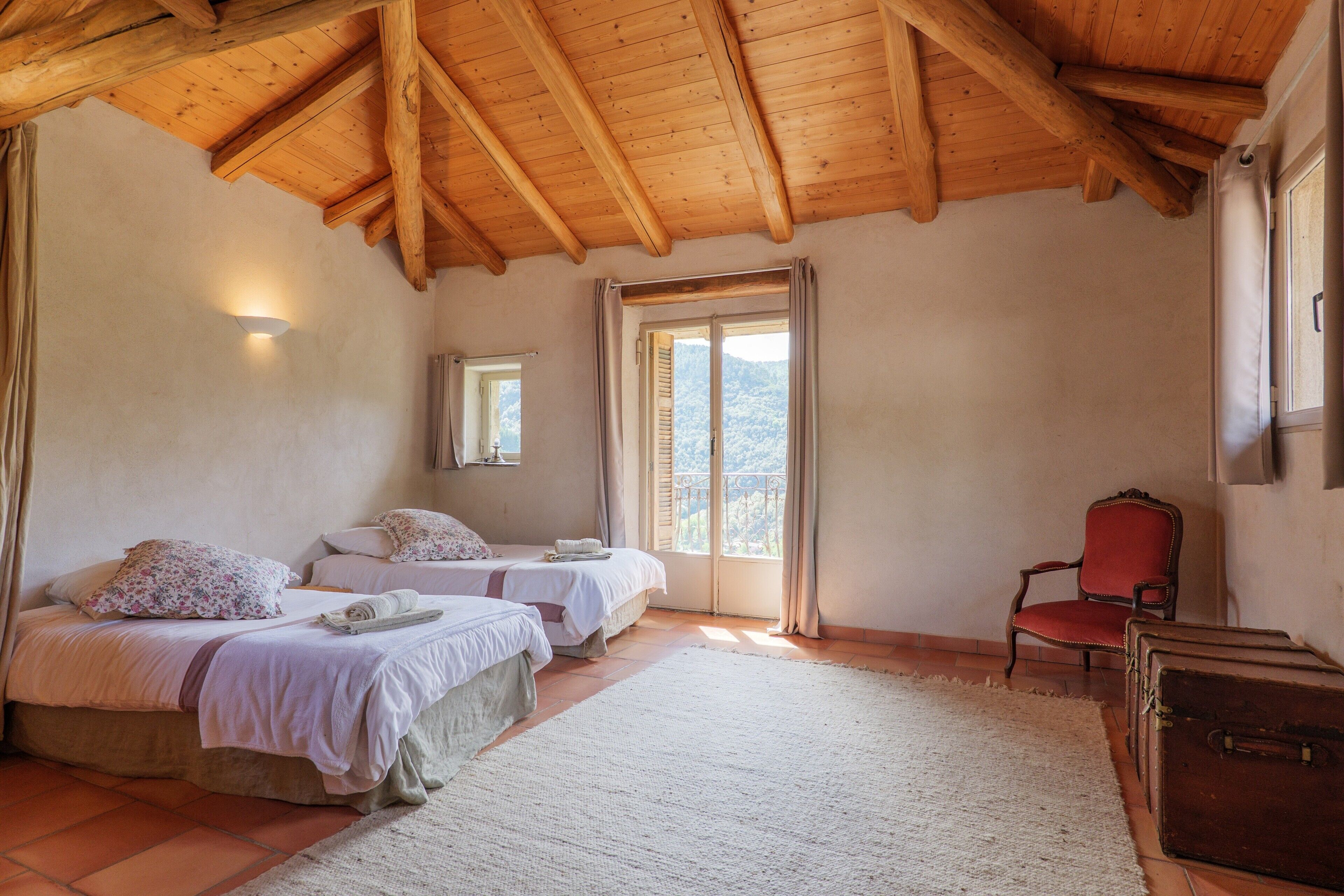 6 chambres, fer et planche à repasser, Wi-Fi, draps fournis
