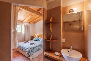Douche, séchoir à cheveux, serviettes fournies