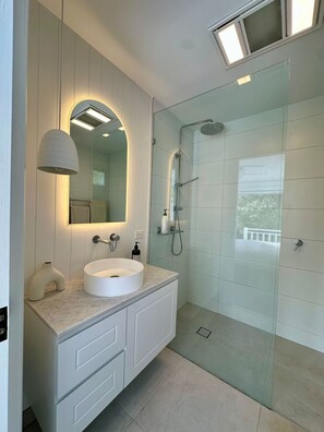Hair dryer, towels - Solara Beach House - Retreat for 9 with Fireplace (Rye)