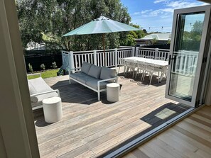 Outdoor dining - Solara Beach House - Retreat for 9 with Fireplace (Rye)