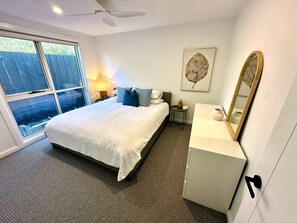 4 bedrooms, iron/ironing board, travel cot, WiFi - Solara Beach House - Retreat for 9 with Fireplace (Rye)
