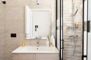 Douche, sèche-cheveux