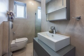 Shower, hair dryer, towels, soap - Modern vacation apartment with fantastic views and swimming pool (Crikvenica)
