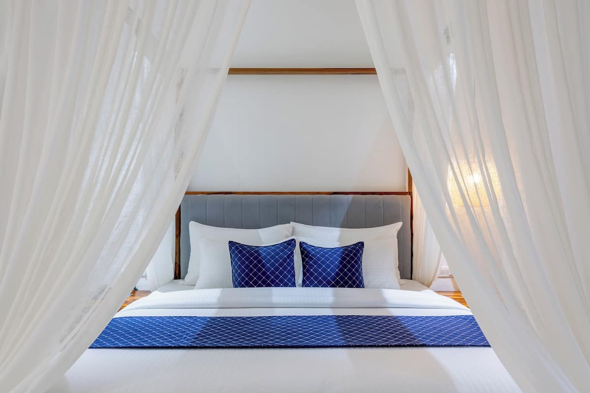 In-room safe, iron/ironing board, WiFi (free), bed sheets