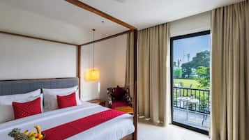 Quarto casal ou duplo luxo, sacada, vista para o jardim | Cofres nos quartos, ferros/tábuas de passar roupa, Wi-Fi de cortesia