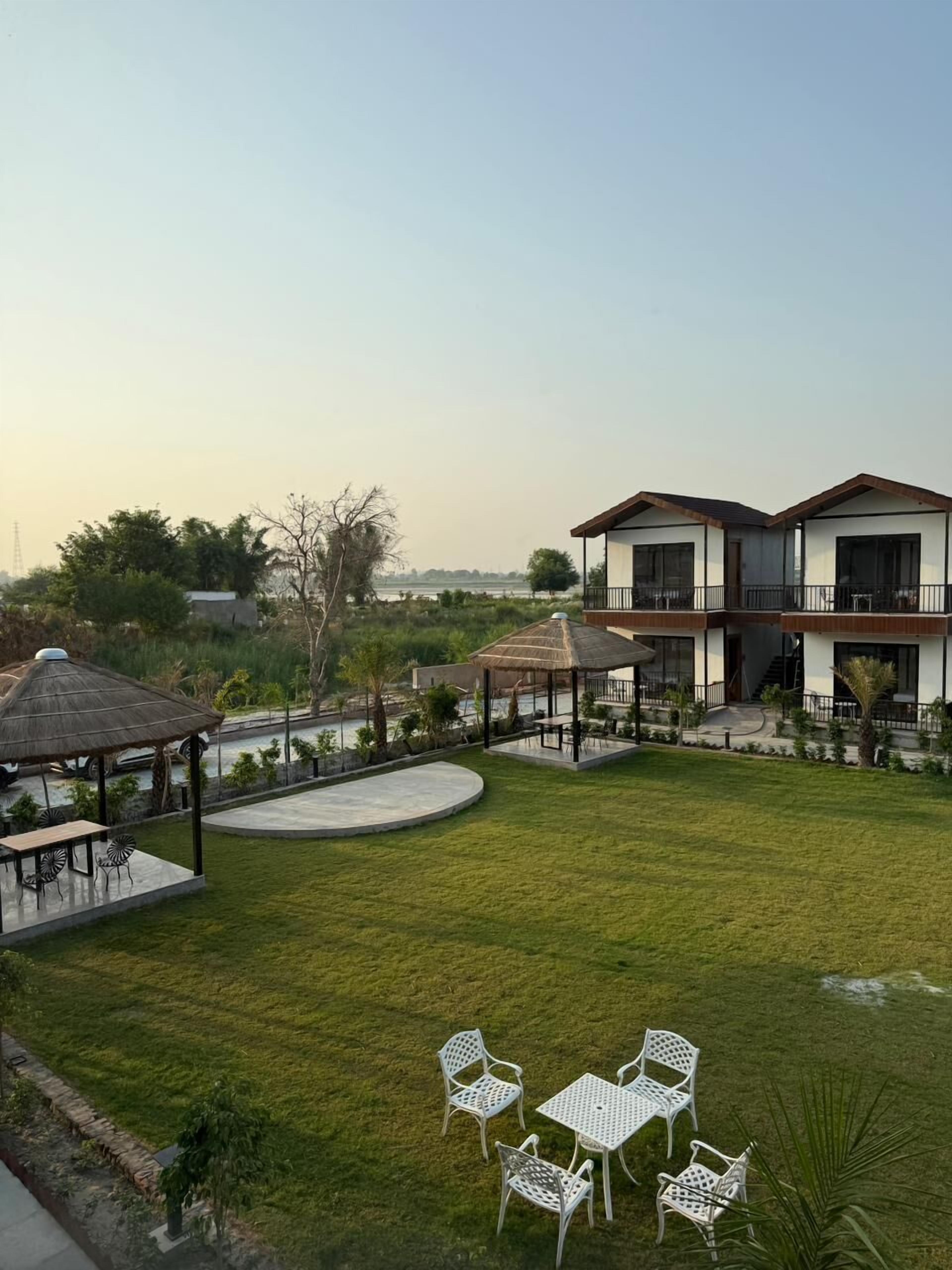 Bagian depan properti - sore/malam