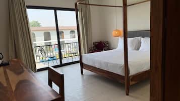 Chambre Familiale, balcon, vue jardin | Coffres-forts dans les chambres, fer et planche Ă repasser