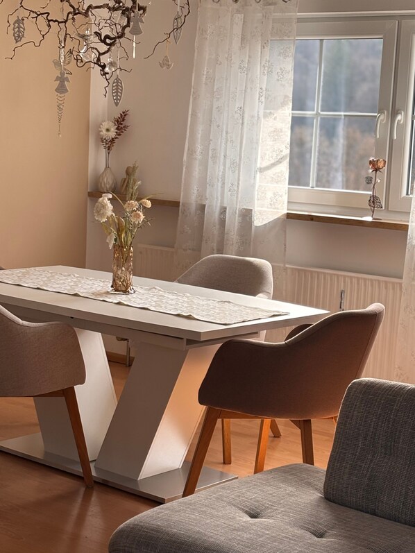 Dining - Apartment 'Ferienwohnung Fruntz' with Balcony and Wi-Fi (Gößweinstein)