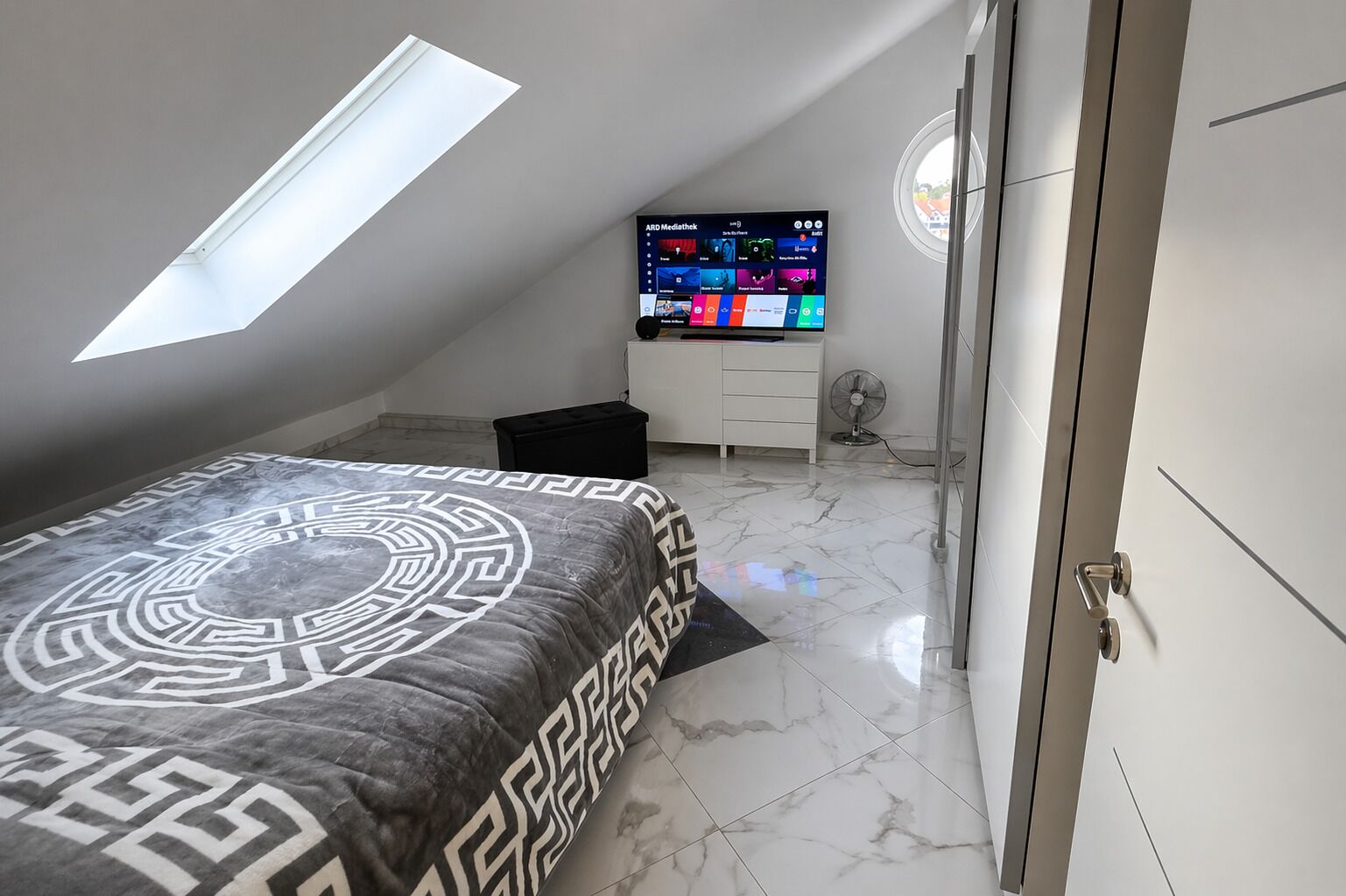 1 bedroom, desk, free WiFi, bed sheets