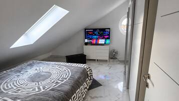 1 bedroom, desk, free WiFi, bed sheets