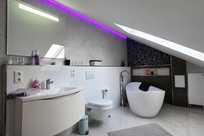 Bathroom - Vrbo Property (Fürth)