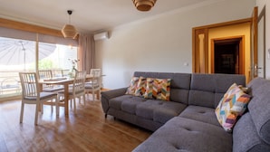 TV - FamilyHub - EcoHost | T2+1 - 8 people - A/C - Porto (Senhora da Hora)