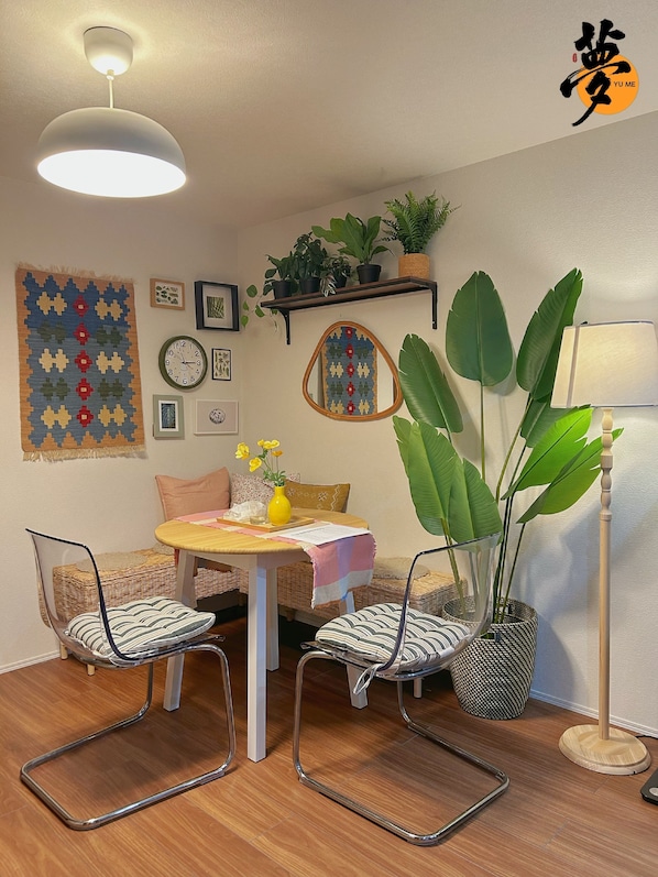 A dining area with a table, chairs, a clock, and wall decorations. - Open Sale】 YUME Yume Matsuyacho 201 ｜Namba/Shinsaibashi area｜Walking distance from the station｜Family welcome (大阪市)