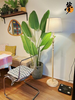A room with a chair, a floor lamp, a potted plant, a mirror, and a wall clock. - Open Sale】 YUME Yume Matsuyacho 201 ｜Namba/Shinsaibashi area｜Walking distance from the station｜Family welcome (大阪市)