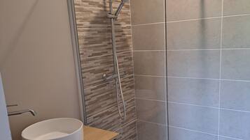 SĂšche-cheveux, serviettes fournies, savon, papier toilette