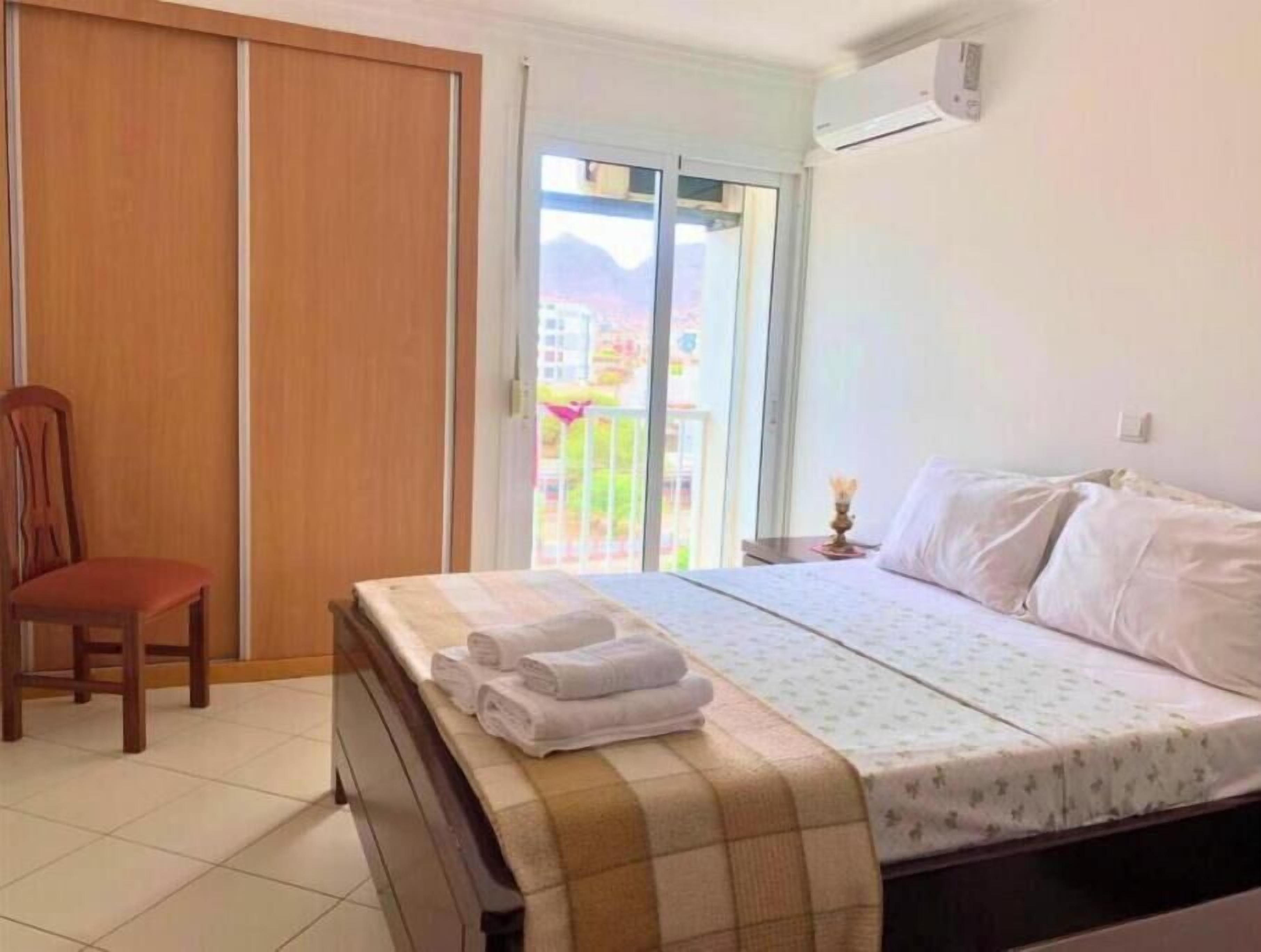 3 slaapkamers, een strijkplank/strijkijzer, wifi, beddengoed