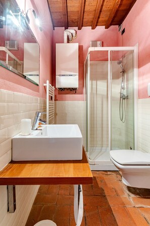 Bathroom - Vrbo Property (Castelfranco Piandiscò)