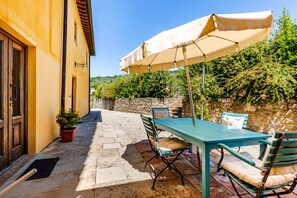 Outdoor dining - Vrbo Property (Castelfranco Piandiscò)