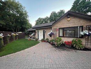 Exterior - 4BR Fully Nicely Furnished Sepcious Bungalow Egham - VRBO (Egham)