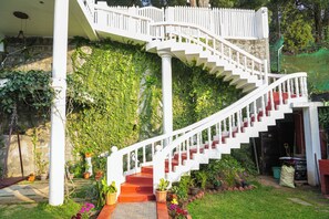 Property grounds - Winterbourne Chalet 3-bedroom villa in pleasant Coonoor getaway (Coonoor)