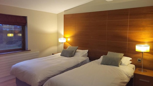 2 kamar tidur, setrika/meja setrika, Wi-Fi gratis, dan seprai linen