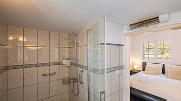Douche, sèche-cheveux, serviettes fournies