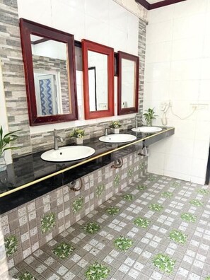 Bathroom - Vientiane Ruby Backpackers Hostel (Vientiane)