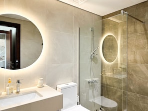 Appartement Standard, balcon | Salle de bain | Serviettes fournies