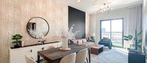 Standard-Apartment, Balkon | Wohnbereich | 42-Zoll-Smart-TV mit Satellitenempfang, Netflix, Streaming-Dienste