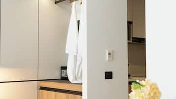 Studio, Balkon, Meerblick | Zimmersafe, schallisolierte Zimmer, Bügeleisen/Bügelbrett