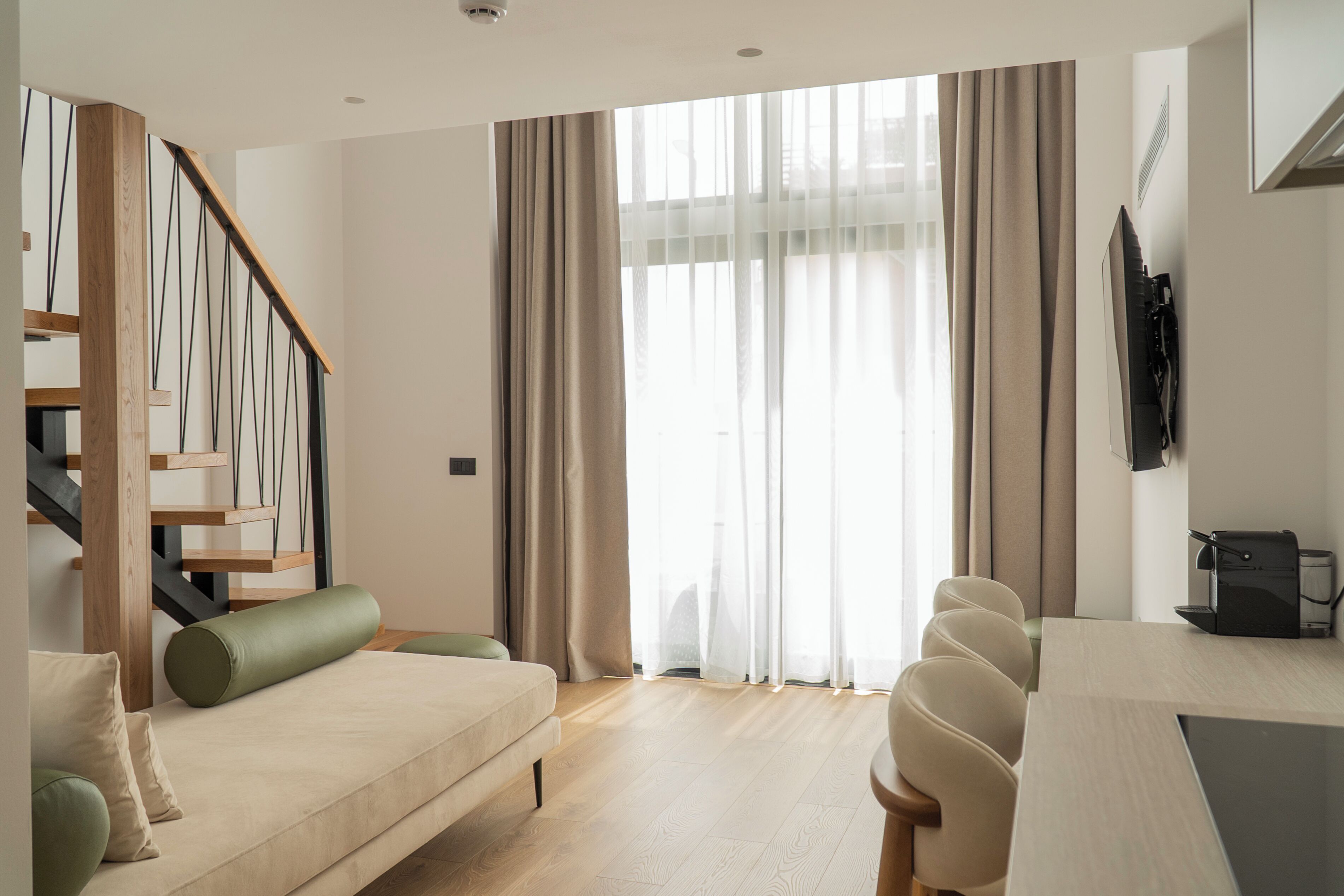 Deluxe-Maisonette, 1 Schlafzimmer, Balkon | Wohnbereich | 40-cm-Smart-TV mit Satellitenempfang