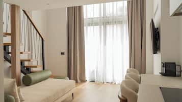 Deluxe-Maisonette, 1 Schlafzimmer, Balkon | Wohnbereich | 40-cm-Smart-TV mit Satellitenempfang
