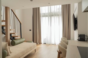 Deluxe-Maisonette, 1 Schlafzimmer, Balkon | Wohnbereich | 40-cm-Smart-TV mit Satellitenempfang