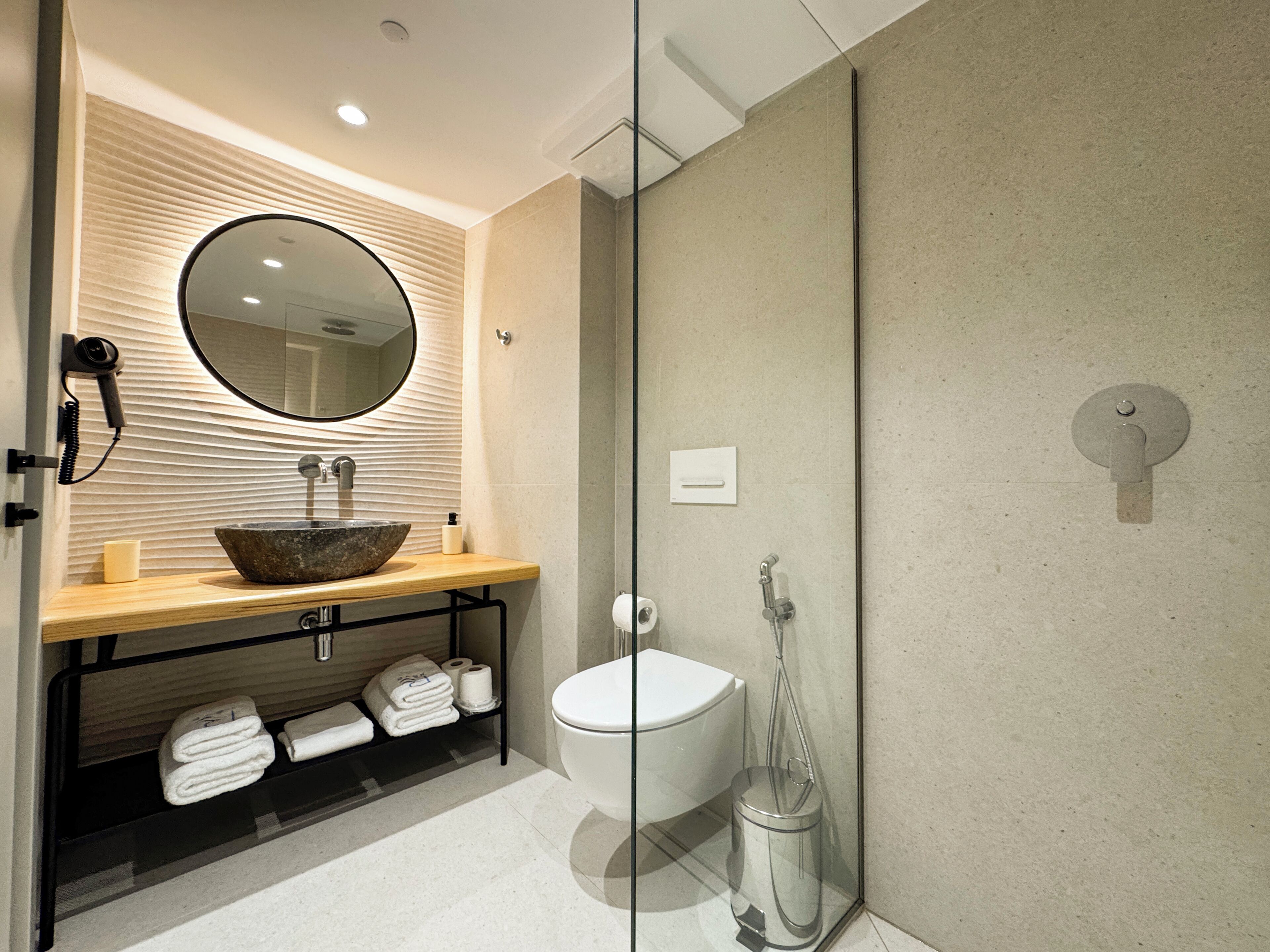 Habitación doble | Baño | Ducha, artículos de higiene personal gratuitos y secador de pelo