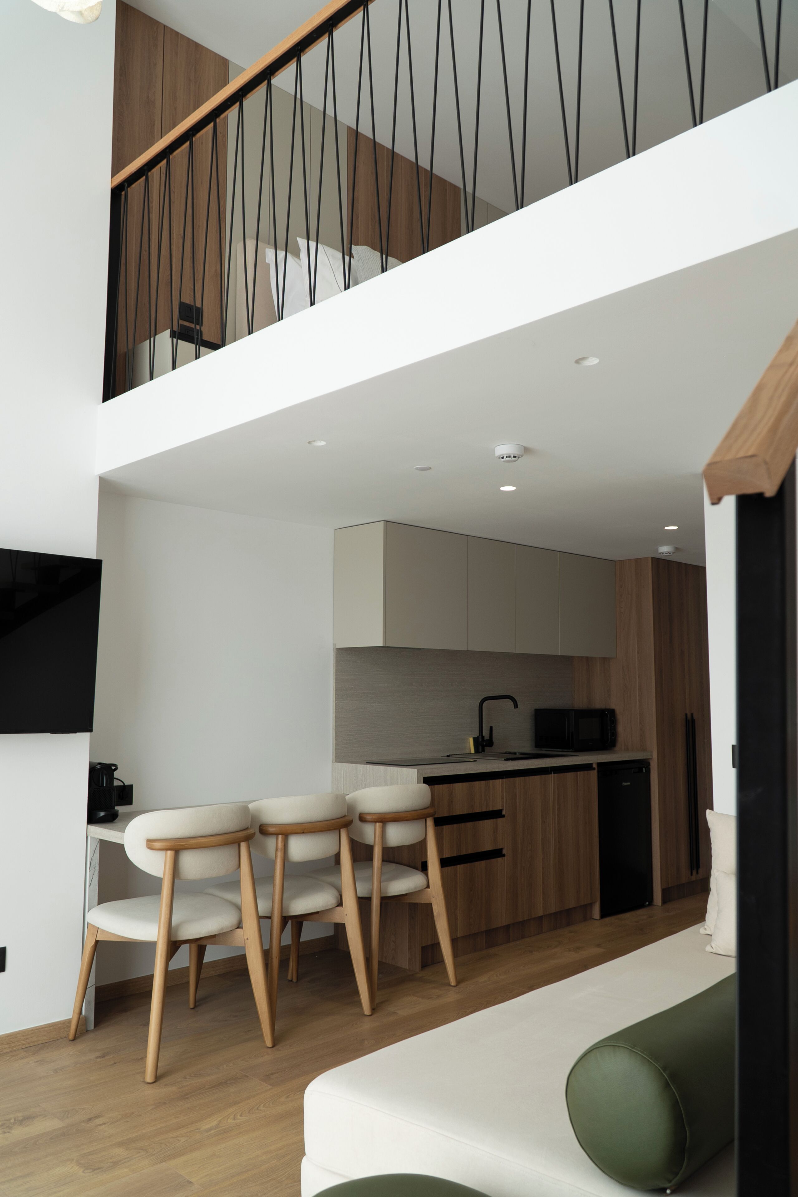 Deluxe-Maisonette, 1 Schlafzimmer, Balkon | Wohnbereich | 40-cm-Smart-TV mit Satellitenempfang