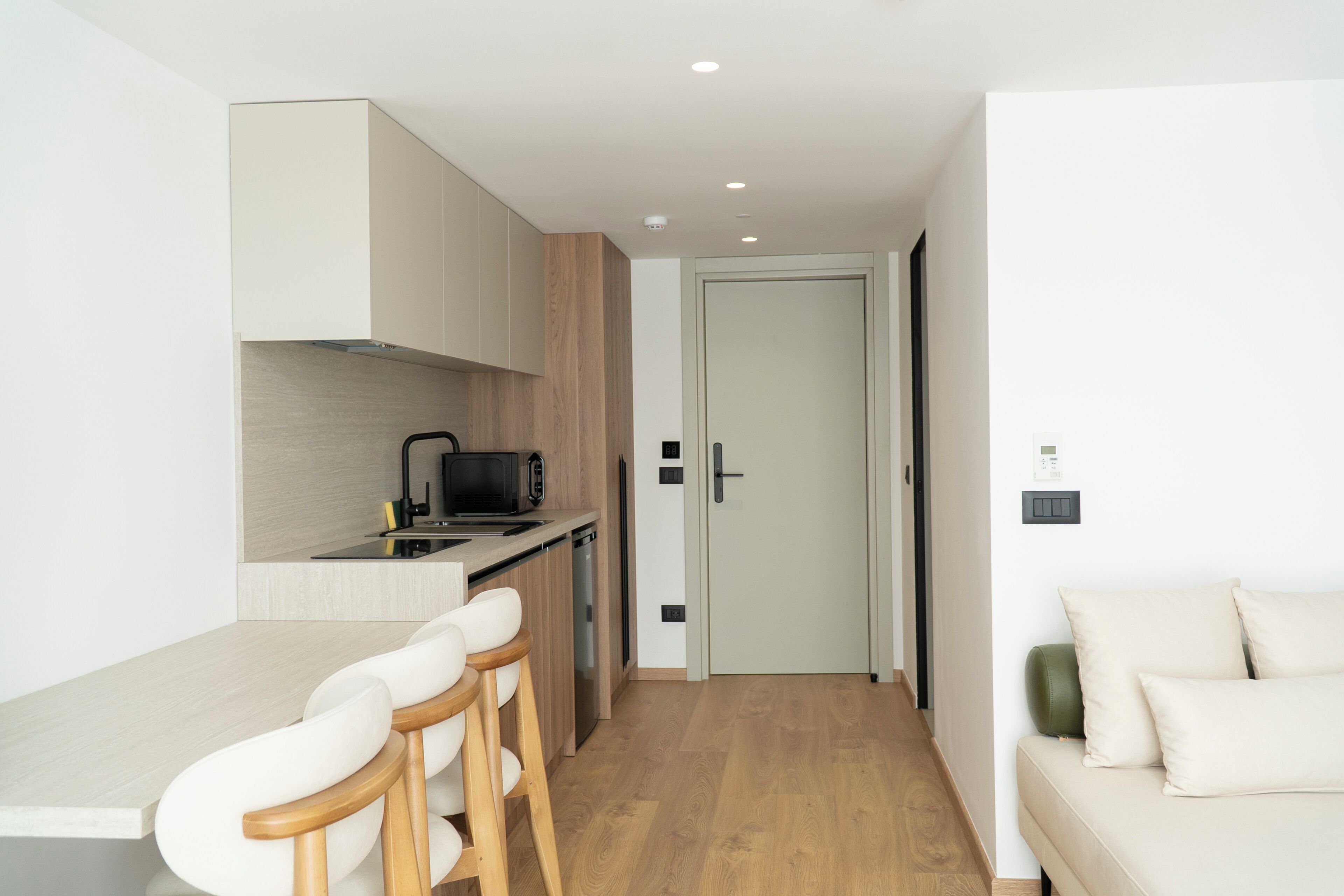Deluxe Duplex, 1 Bedroom, Balcony | Living area | 40-cm Smart TV with satellite channels