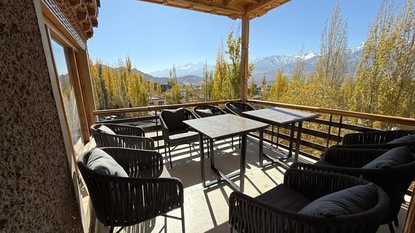 Deluxe Room, Balcony | Tempat makan luar