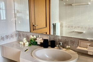 Shower, bidet, towels, shampoo - Bnbook 4Living Milano Rho Fiera (Rho)