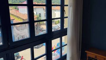 Habitación Confort doble, vistas a la ciudad | Caja fuerte, escritorio, espacio para trabajar con un portátil